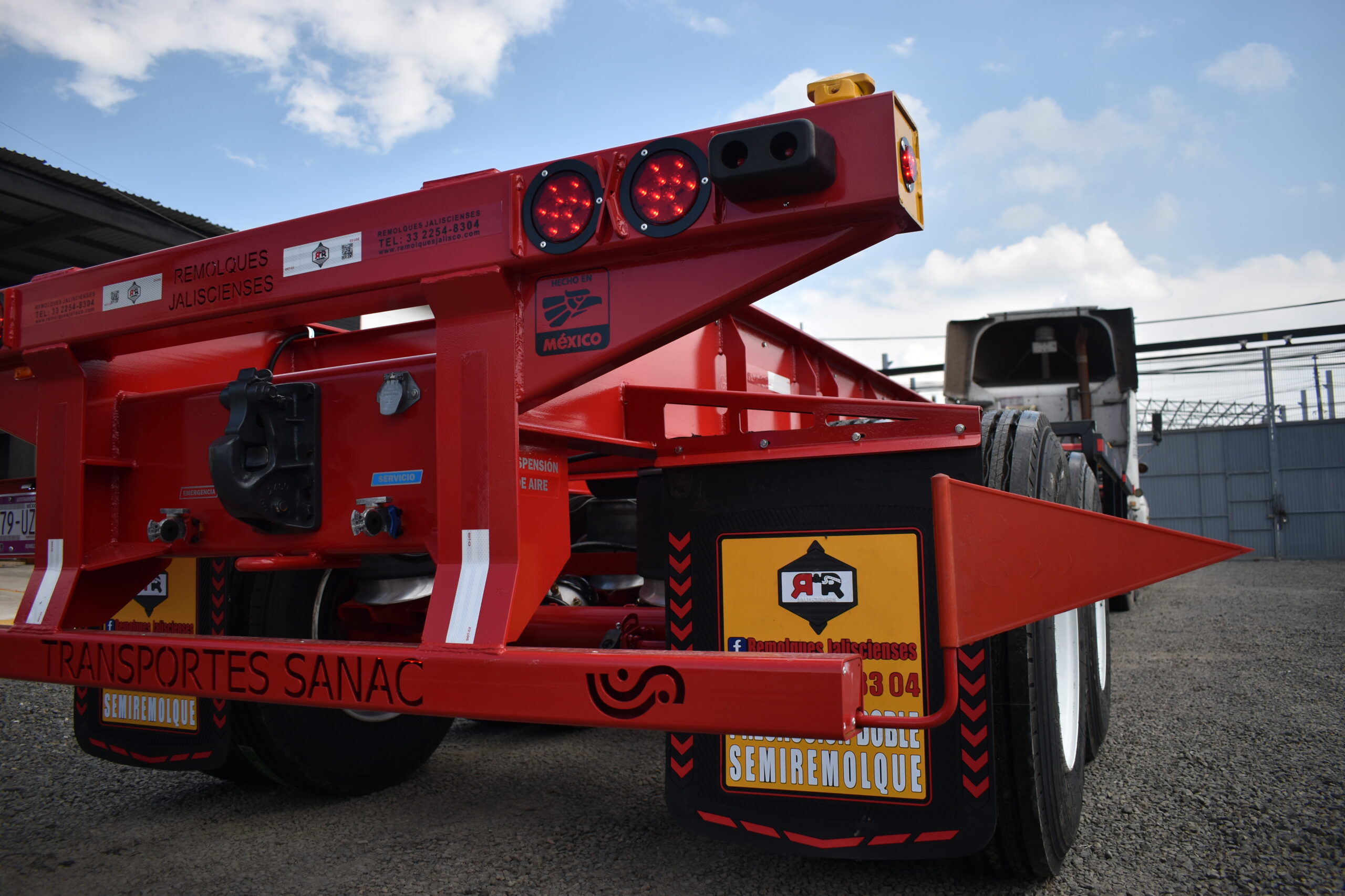 Chasis portacontenedor 40-20 cuello diseñado para transporte de contenedores y carga pesada en carreteras de México, fabricado con estructura reforzada para máxima resistencia y operación continua.