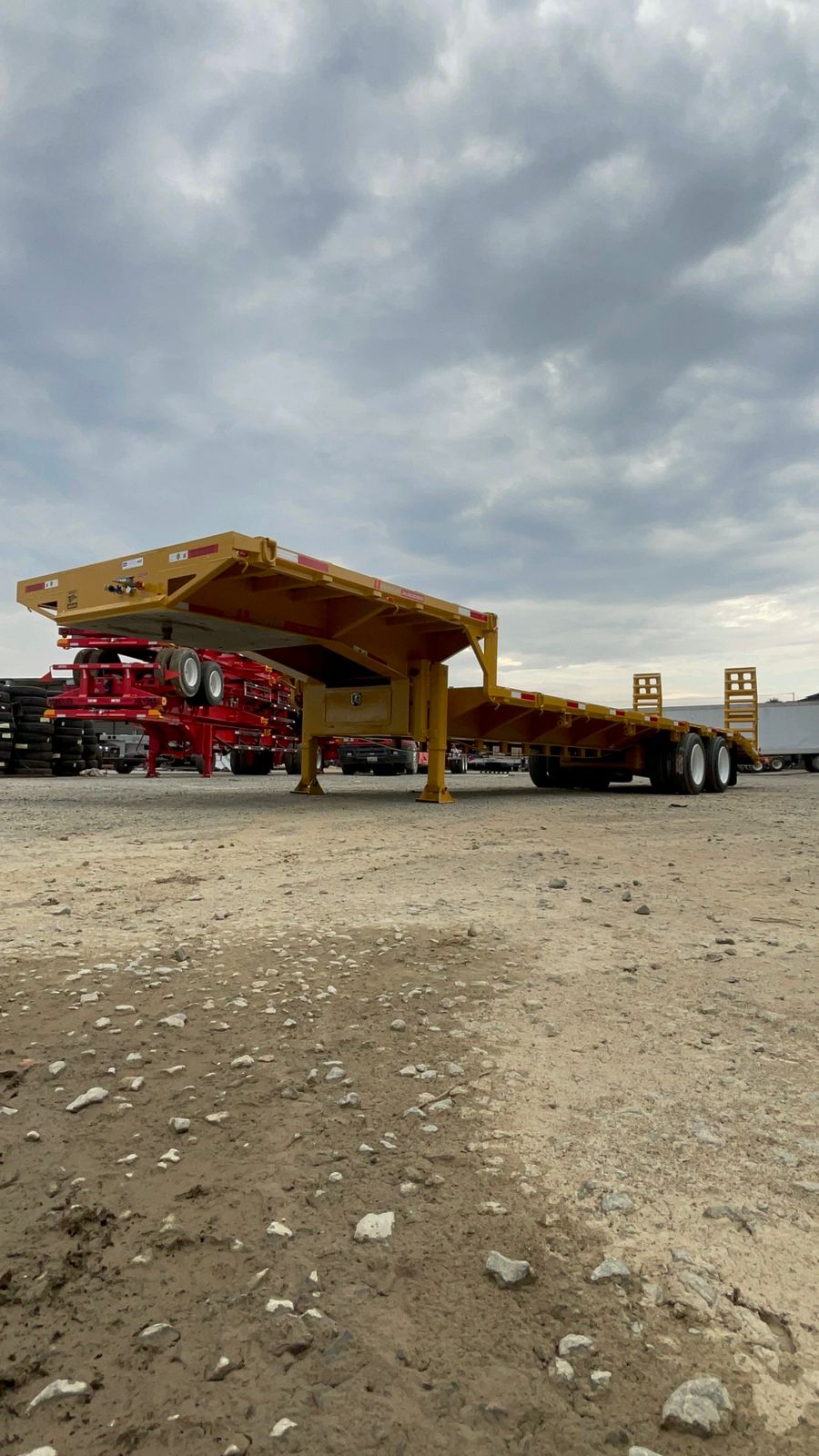Plataforma para trailer de 40 a 48 pies para transporte nacional de carga pesada.